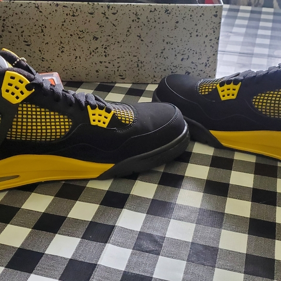 Air Jordan 4 Retro - Picture 4 of 5
